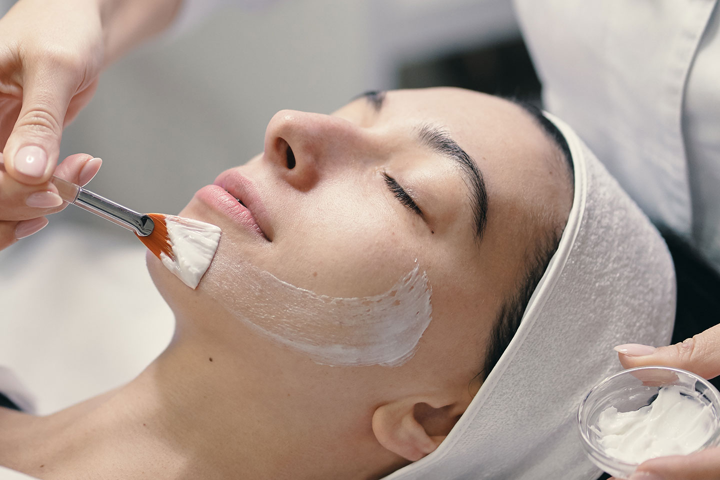 Djuprengörande ansiktsbehandling med peeling, massage och mask Vasastan