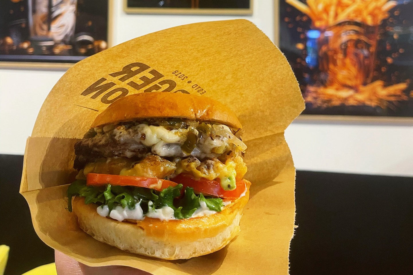 Valfri 200 g smashed burger inkl. pommes och dryck hos Burger Mansion (4 av 8) (5 av 8)