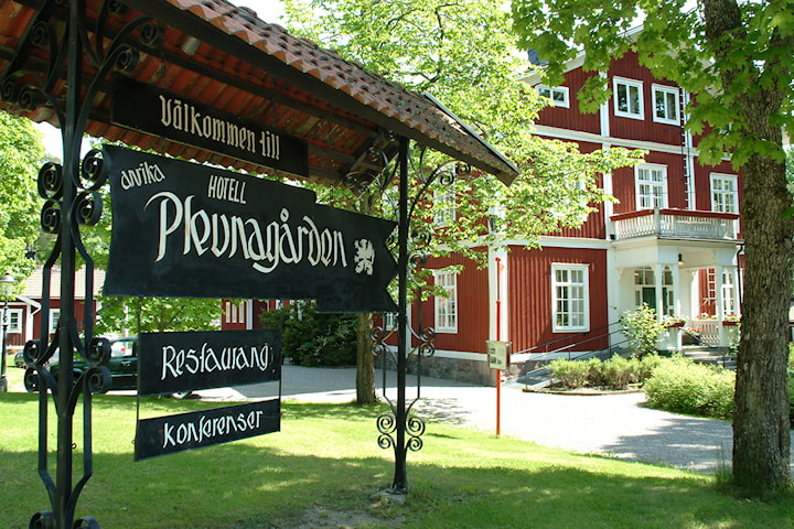 1 natt för 2: tilltugg, 1 glas mousserande och middag på Plevnagården Malmköping