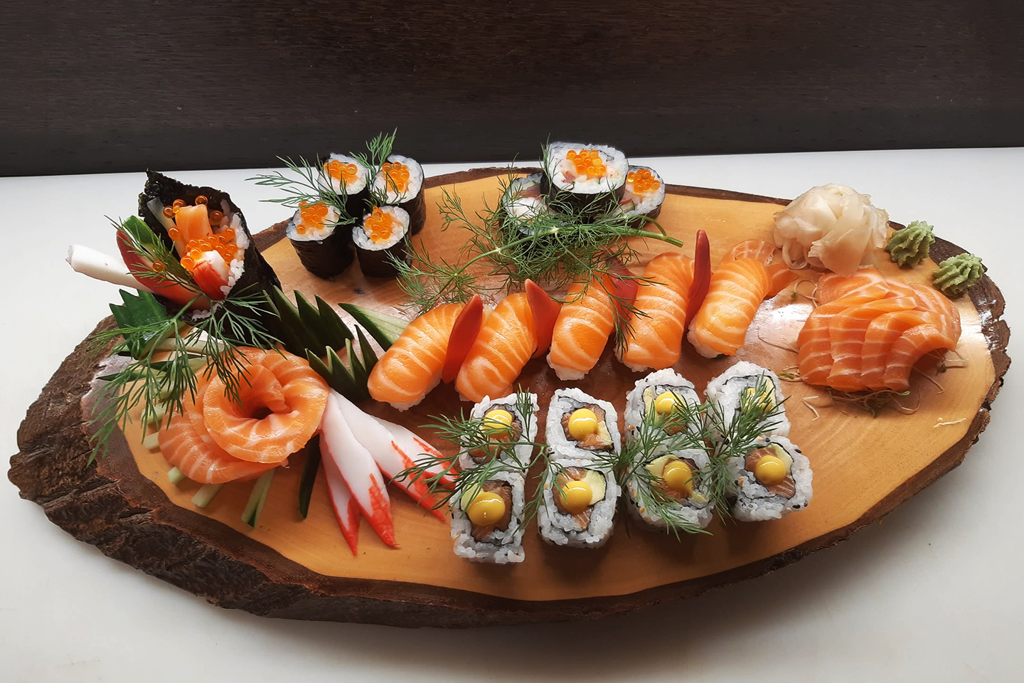 Få opptil 62 biter sushi take away hos Sushi Kokken på Skedsmokorset