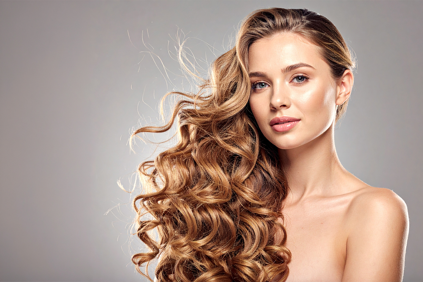 Frisk opp håret med Dameklipp med vask, føn og kur hos Adam Frisørsalong på Tøyen