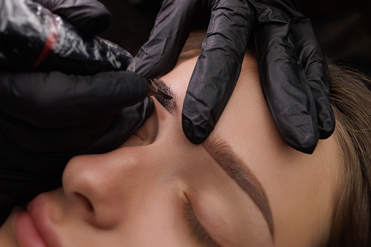 Kosmetisk tatuering eyeliner, ögonbryn eller läppar på Södermalm