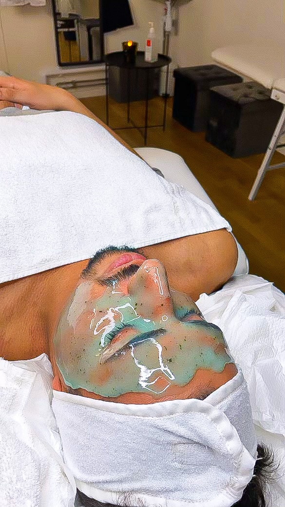 Ansiktsbehandling inkl. ansiktsmask och ansiktsmassage (1 av 4)