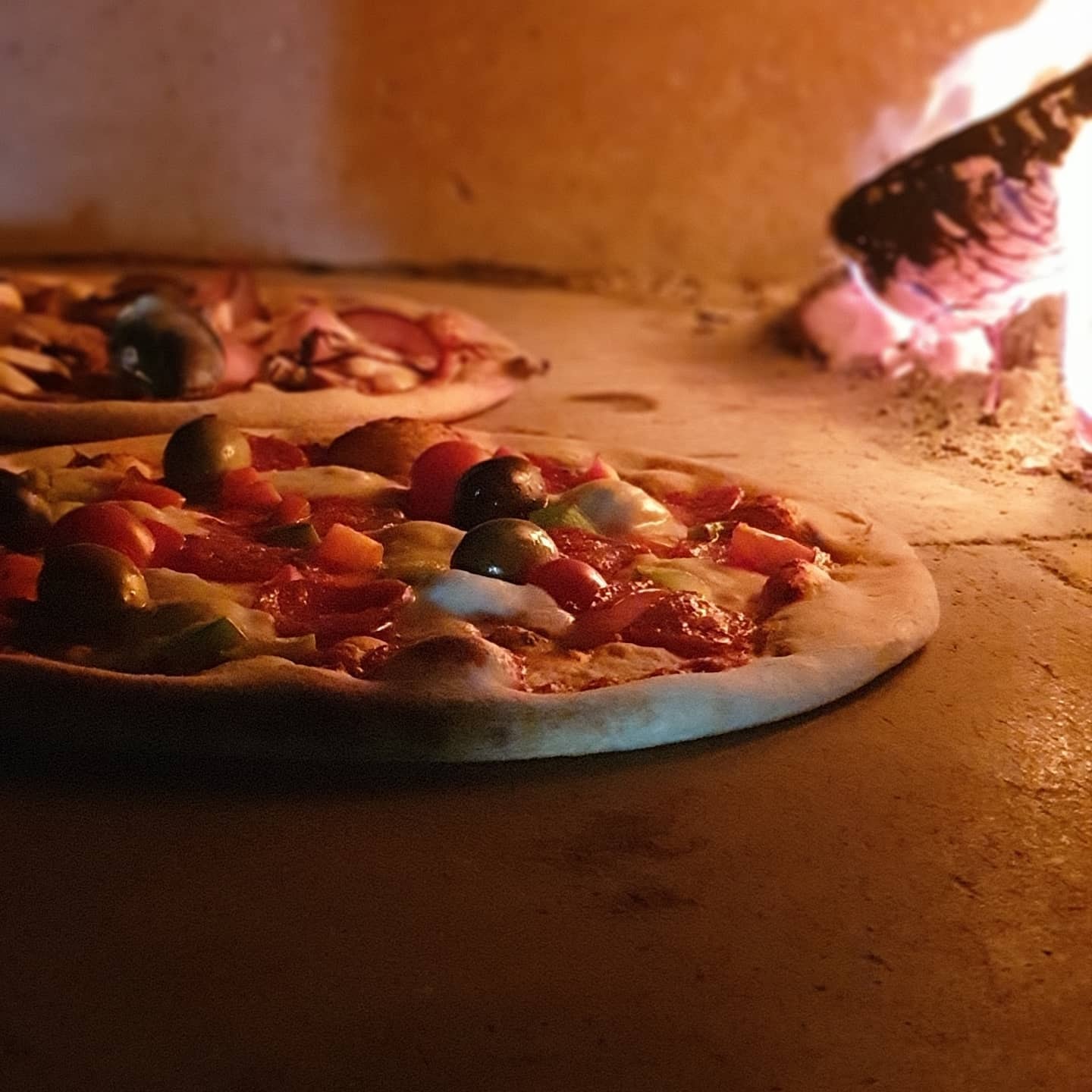 Valfri vedugnsbakad pizza inkl. 1 öl el. läsk hos Trattoria Alessandro (4 av 9)