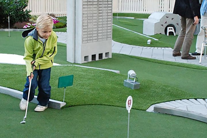 Minigolf hos Malmö Äventyrsgolf i Folkets park