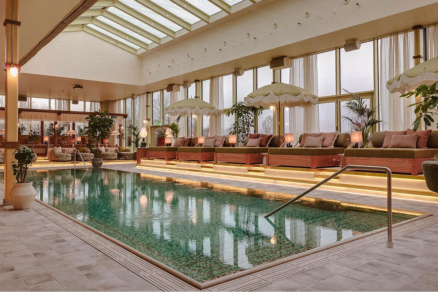 För 2: Boende, frukost & entré till Pool Club på Hjortviken Country Club