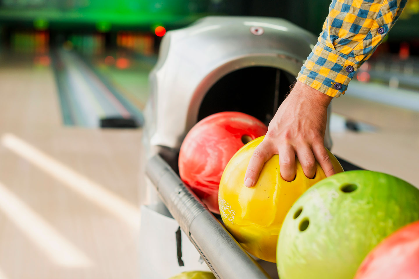 Spel för 4-5 pers: Bowling/shuffleboard hos Strike & Co i Gamlestaden