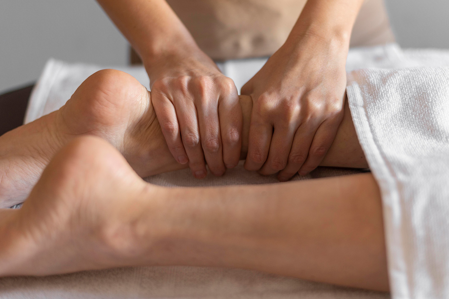 Fot- och underbensmassage hos Holiaroma Massage & Spa i Solna