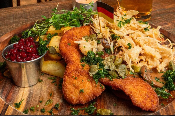 Valfri schnitzel hos German Beer Hall Gallerian