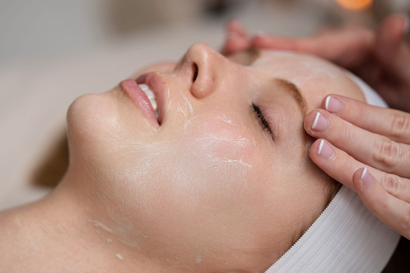 Klassisk ansiktsbehandling med extra fokus på portömning i Järfälla