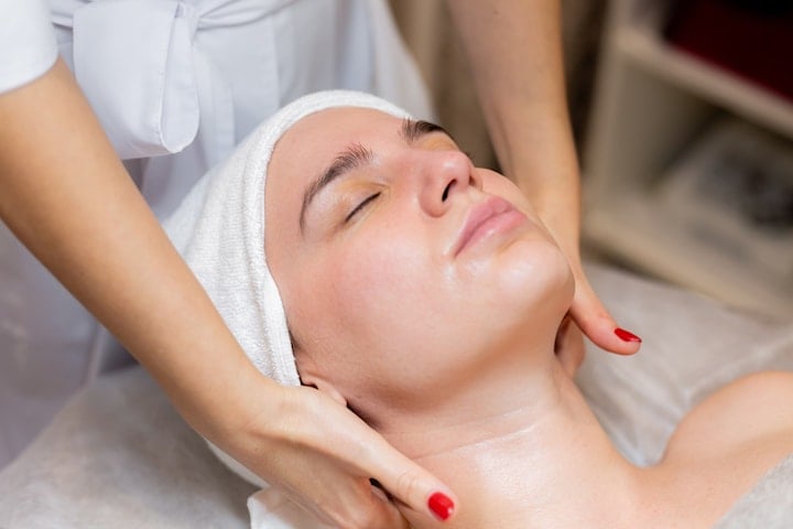 Hydrafacial: djuprengörande behandling hos Beauty Salong i Södertälje