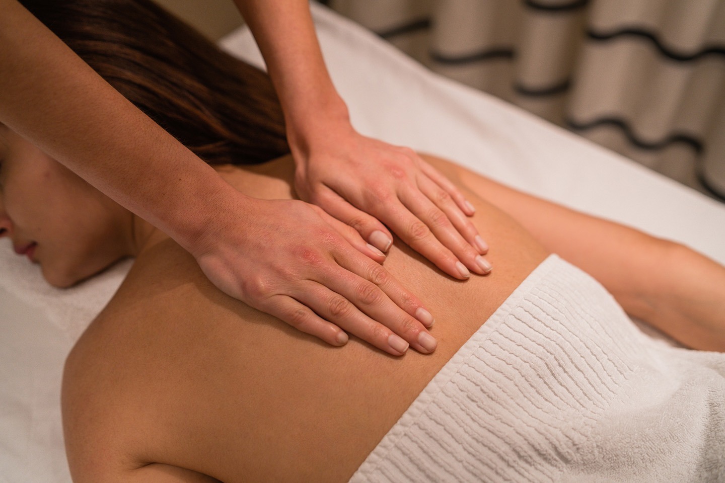 Avkopplande massage 30 eller 60 minuter hos Gamla stans TräningsClubb