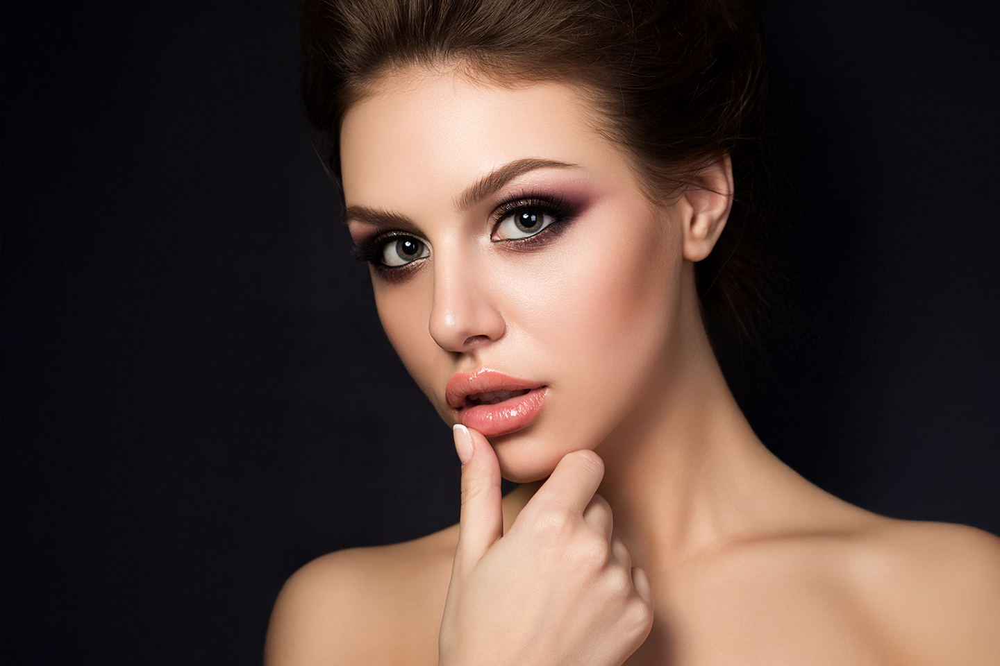 Få Powderbrows, Brynslaminering & Vippeløft hos M beauty