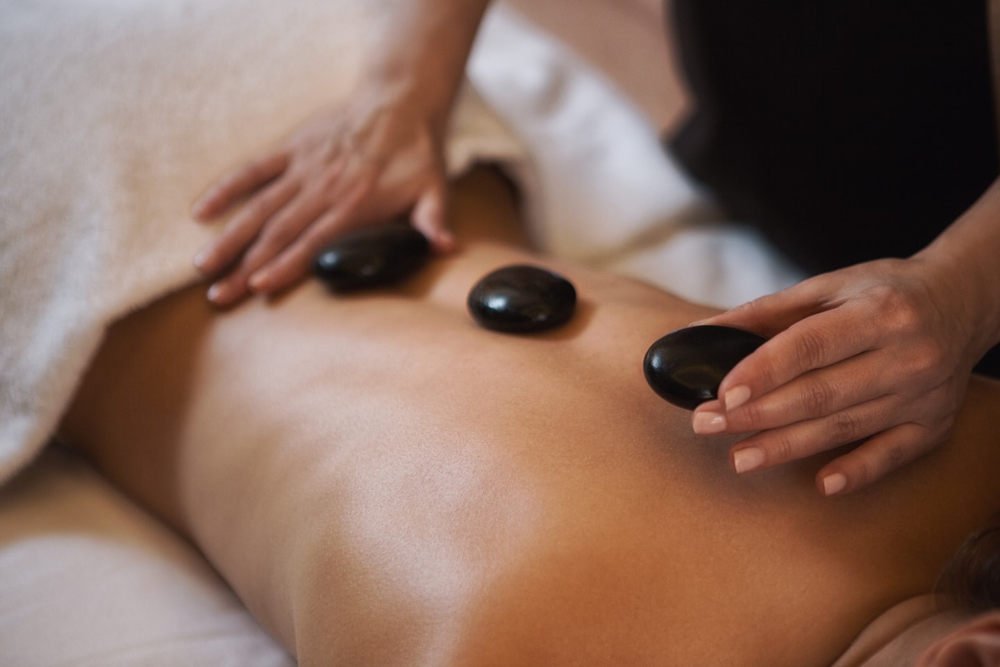 Hot stone massage 60 minuter (1 av 3)