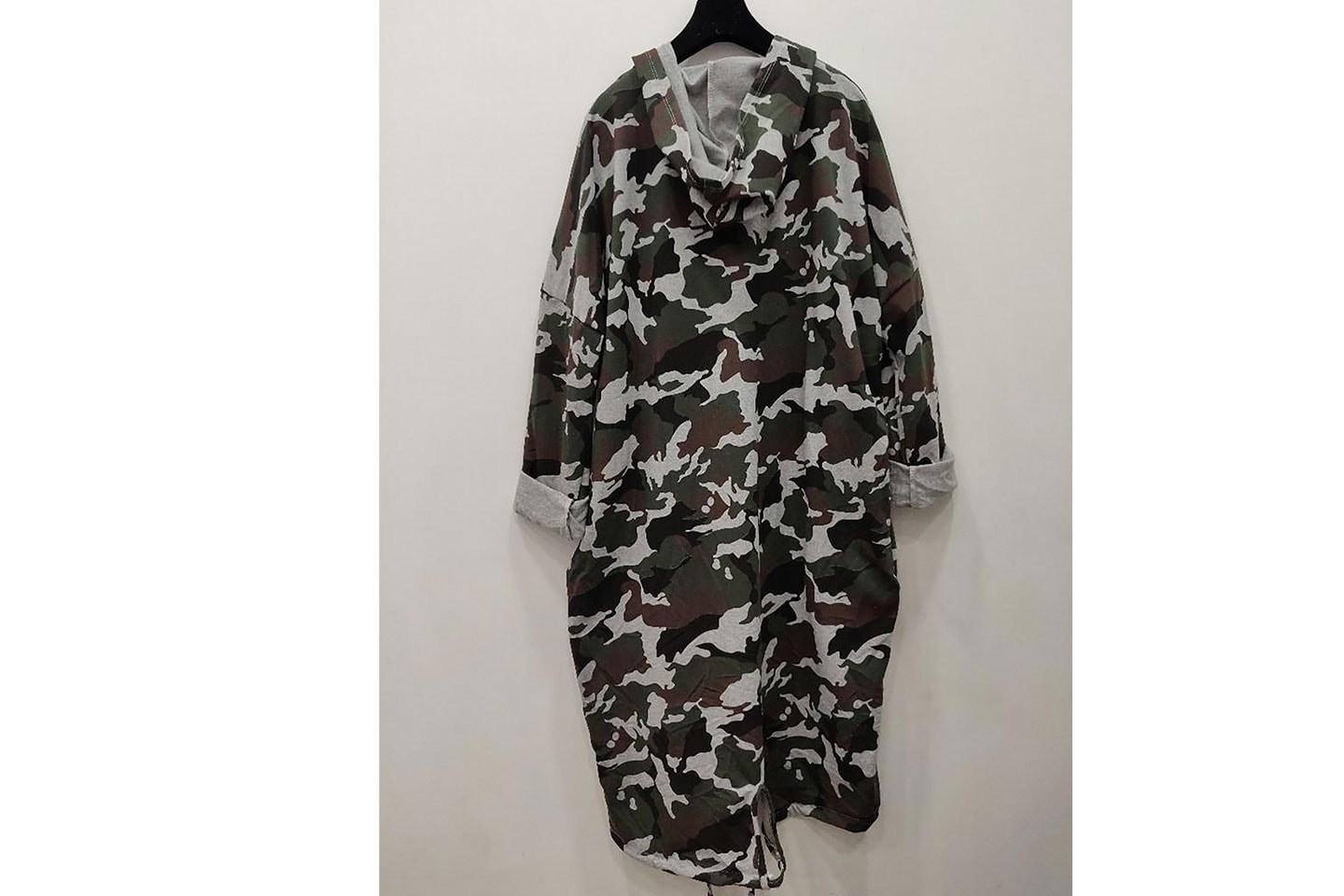 Lång hoodie med camouflagemönster (5 av 12)