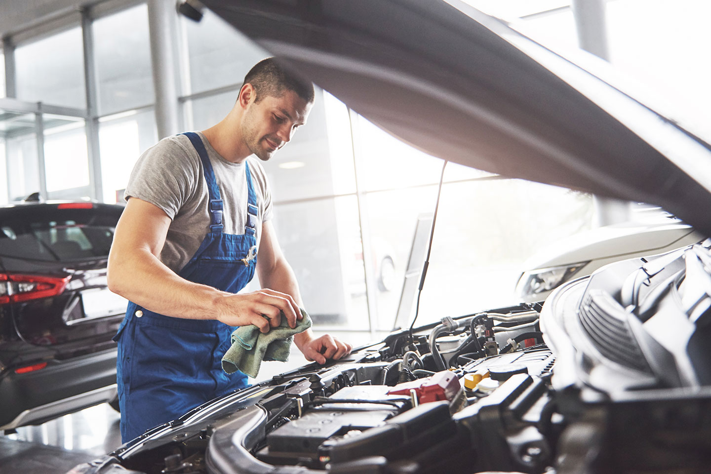 Bilservice med stämpel i serviceboken hos Ceramic Pro