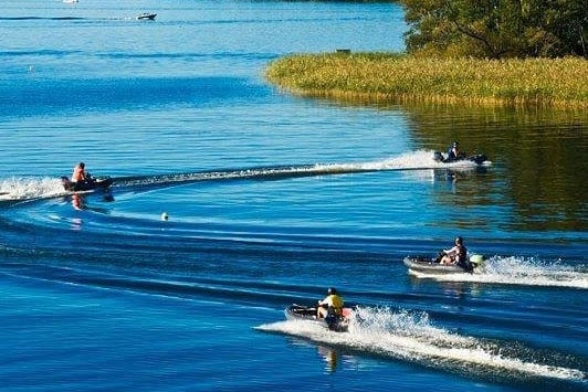 Kör gokartbåtar på sjön hos Action Center i Upplands Väsby