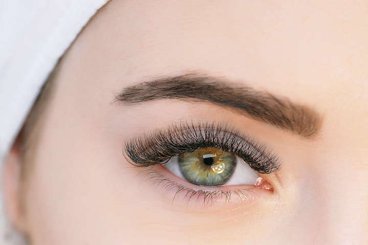Volymfransar inkl. trådning och formning av ögonbryn hos Beauty Clinic