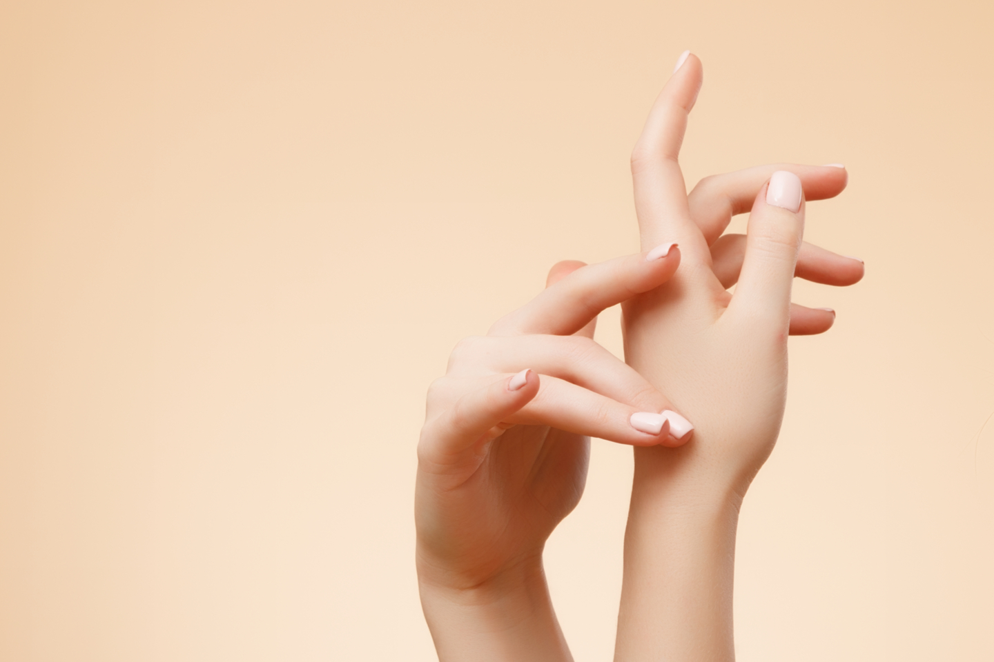 Красивые кисти рук. Красивые женские руки. Женская кисть руки. Женская рука. Женская рука сток.