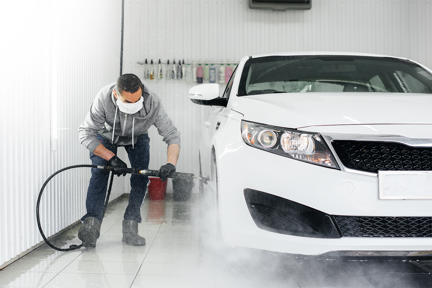 Gi bilen din en skinnende ny look med inn- og utvendig vask med avfetting og gummifornyer hos Hauketo Car Spa