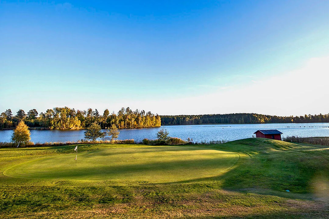 Golfpaket: Boende, 4-rätters, frukost & greenfee för 2 hos Hotel Malmköping