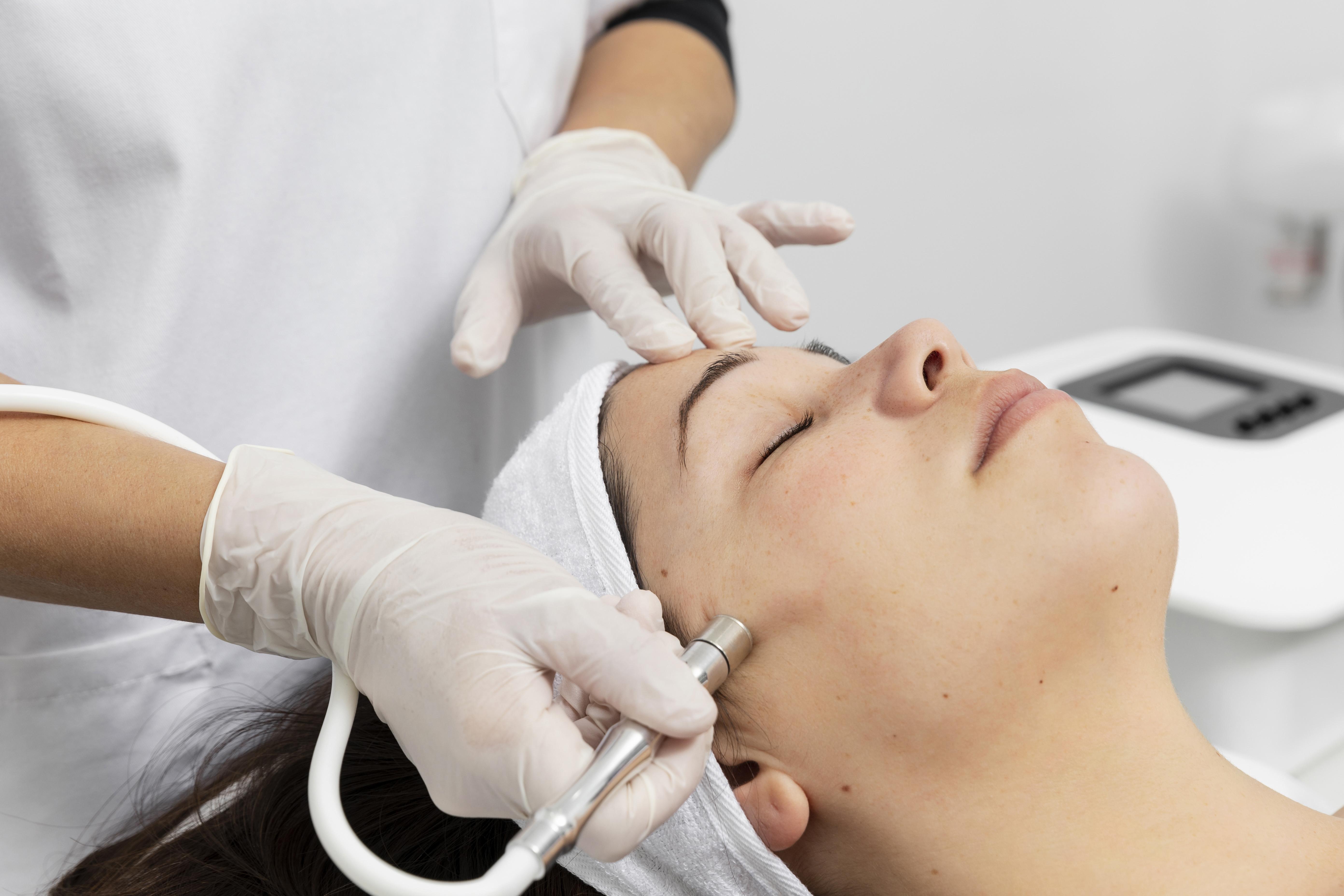 Hudföryngrande microneedling med Dermapen & serum i Svedala