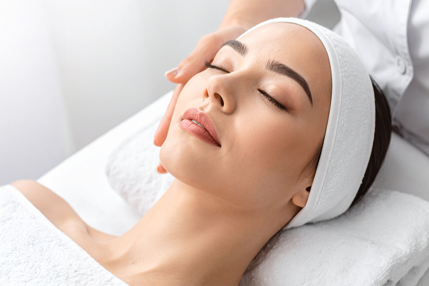 Ansiktsbehandling med massasje eller Dyprens hos Novalié på Frogner