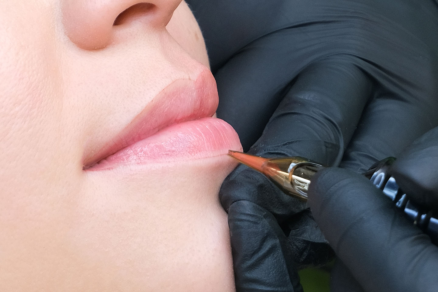 Kosmetisk tatuering eyeliner, läppar eller ögonbryn i Sundbyberg