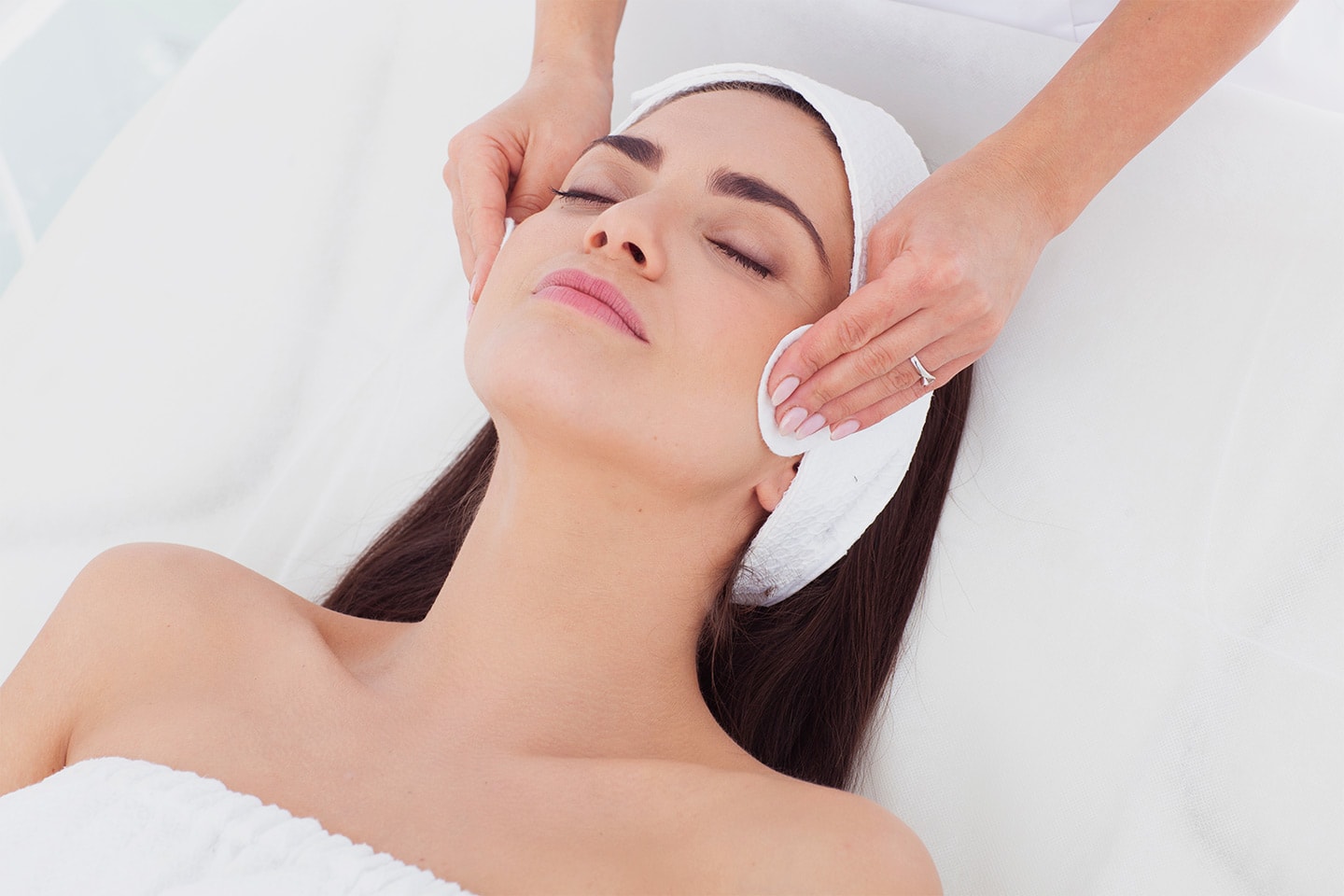 Luksuriøs ansiktsbehandling med 20 minutters massasje hos Le Dermal (1 av 2)
