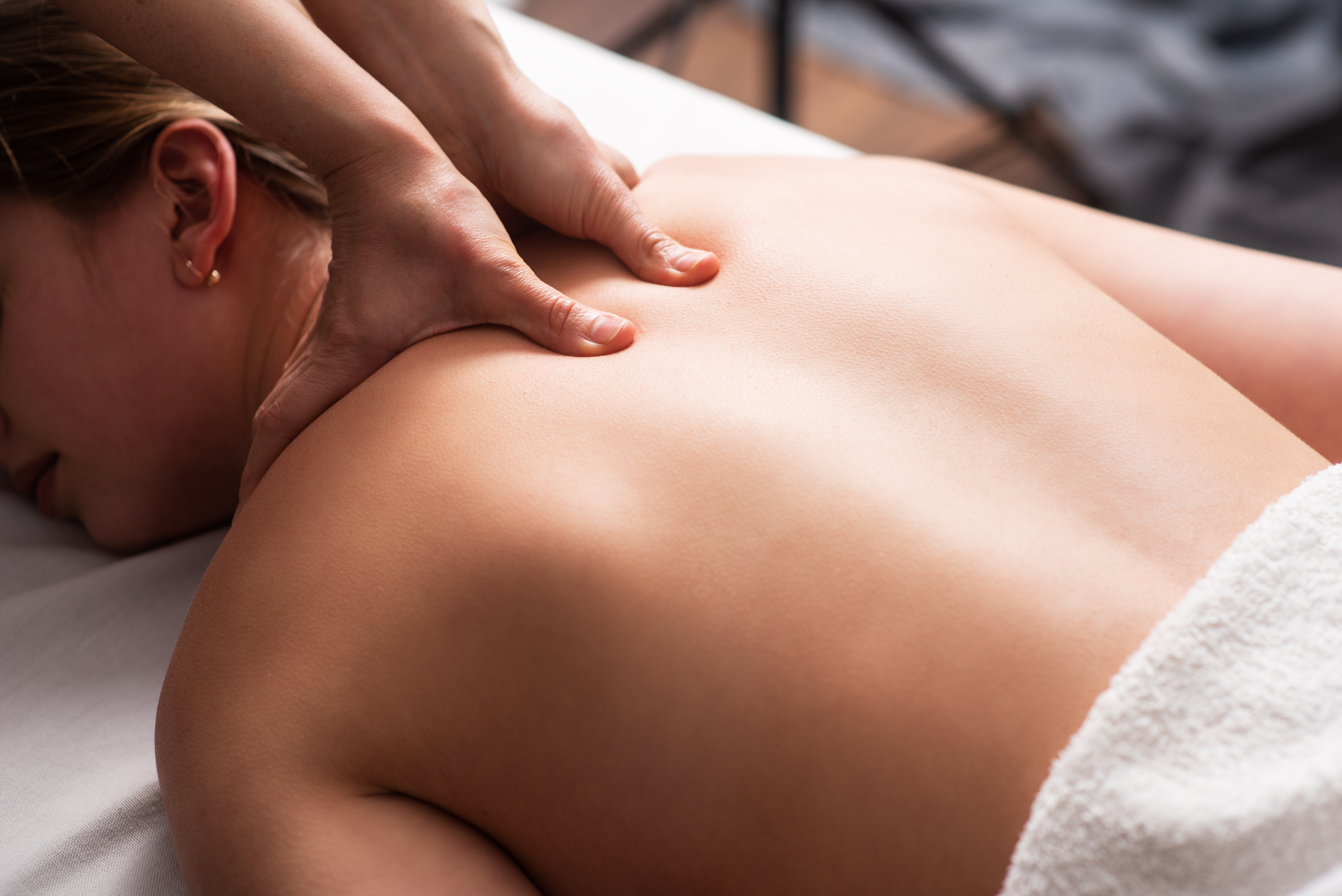 60 min klassisk massage, Ryggmassage eller Idrottsmassage vid Domkyrkan