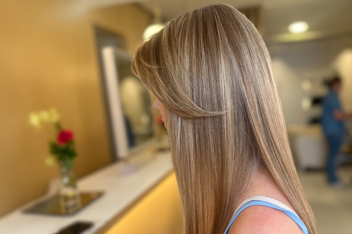Bottenfärg eller slingor med klippning hos Hair by Fati Östermalm
