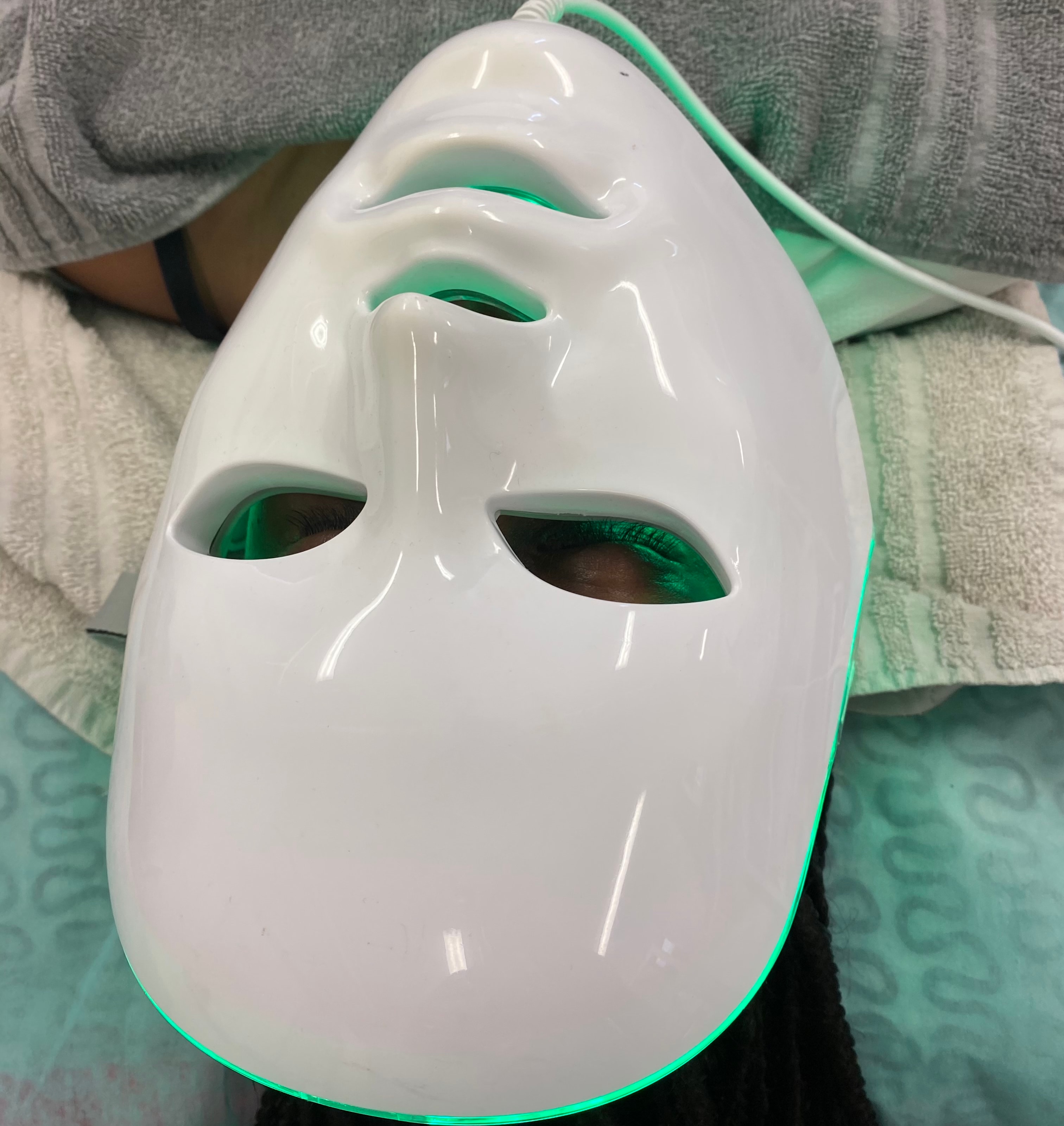 Grundlig ansiktsbehandling inkl. LED-mask (3 av 4)