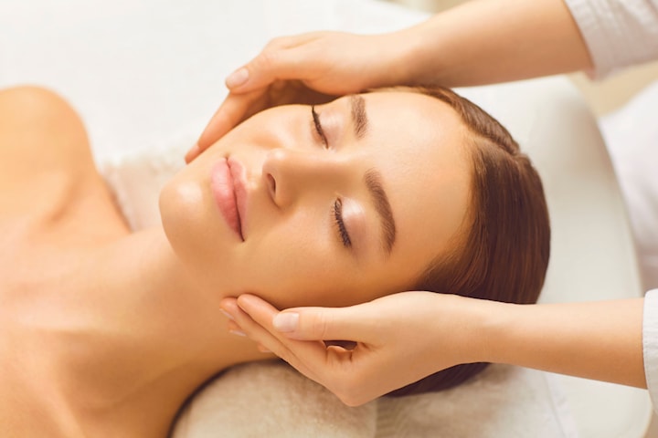 Lyxig ansiktsbehandling inkl. massage hos Idealist Beauty Center