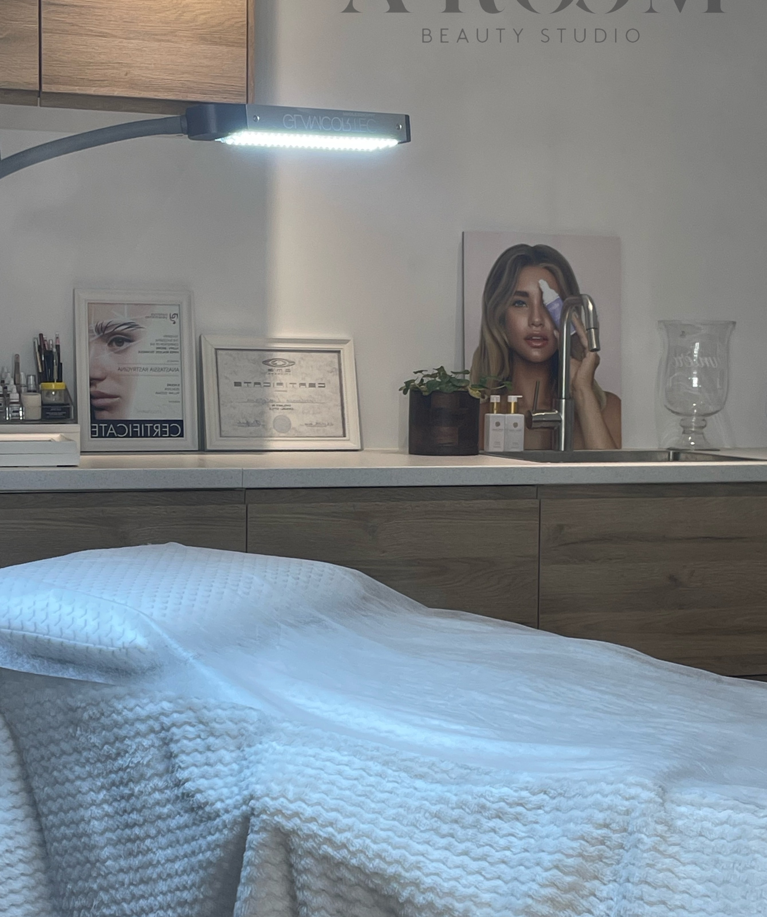 Microneedling med Elipse LED-lys hos A Room Beauty Studio (4 av 5)