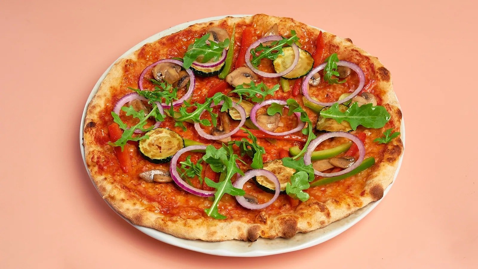 Valgfri italiensk pizza hos Café Europa inkl. valgfri mineralvann (2 av 12)