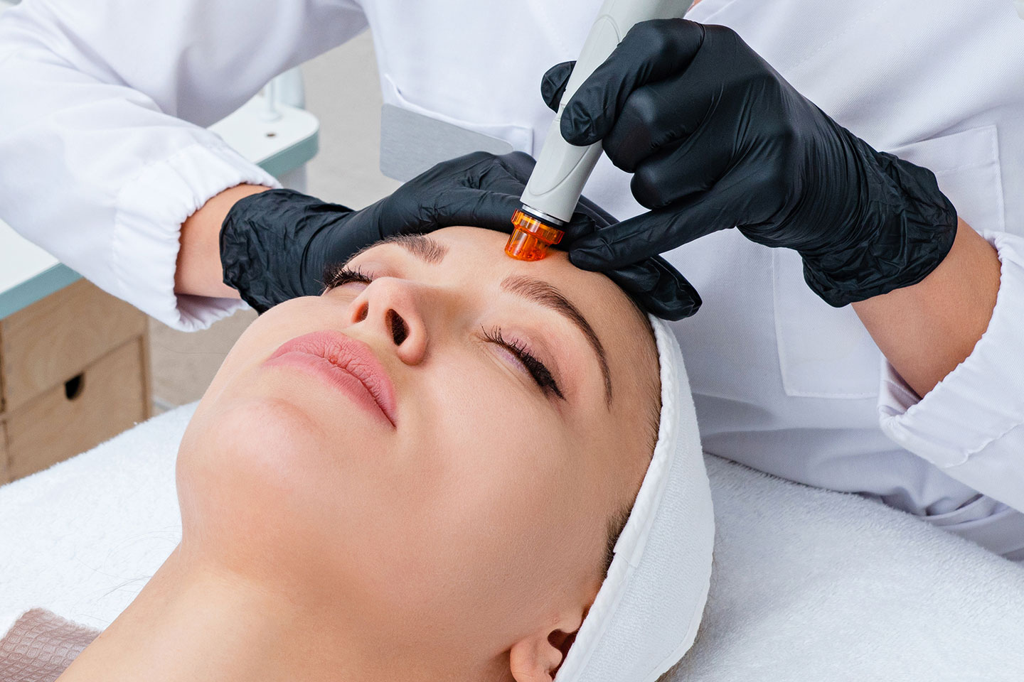 Microneedling med Dermapen och serum i Södertälje