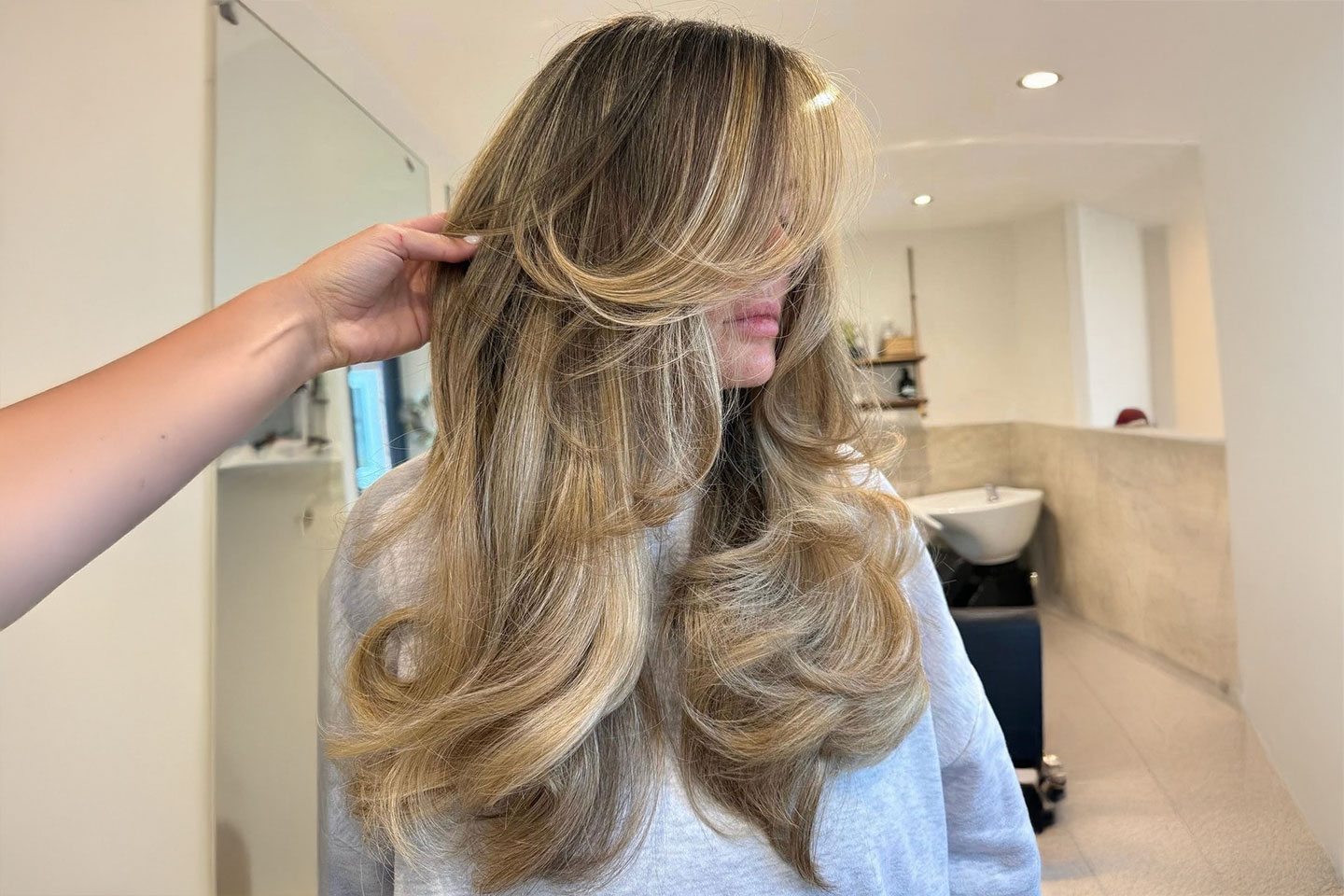 Slingor, balayage eller nyansering med klipp & styling i Linné