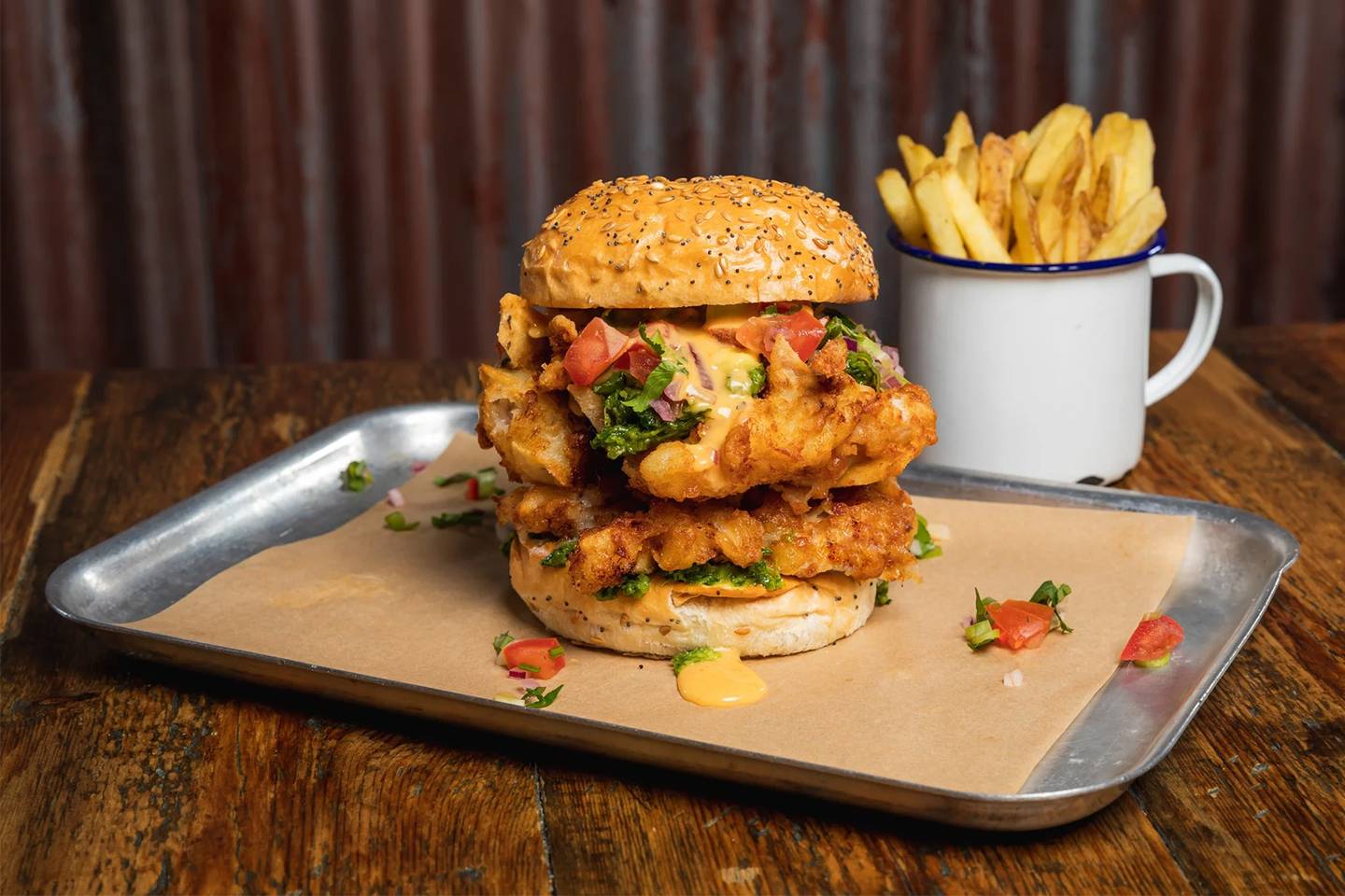 Valgfri burger med fries og dip hos Crafty Dog Grünerløkka