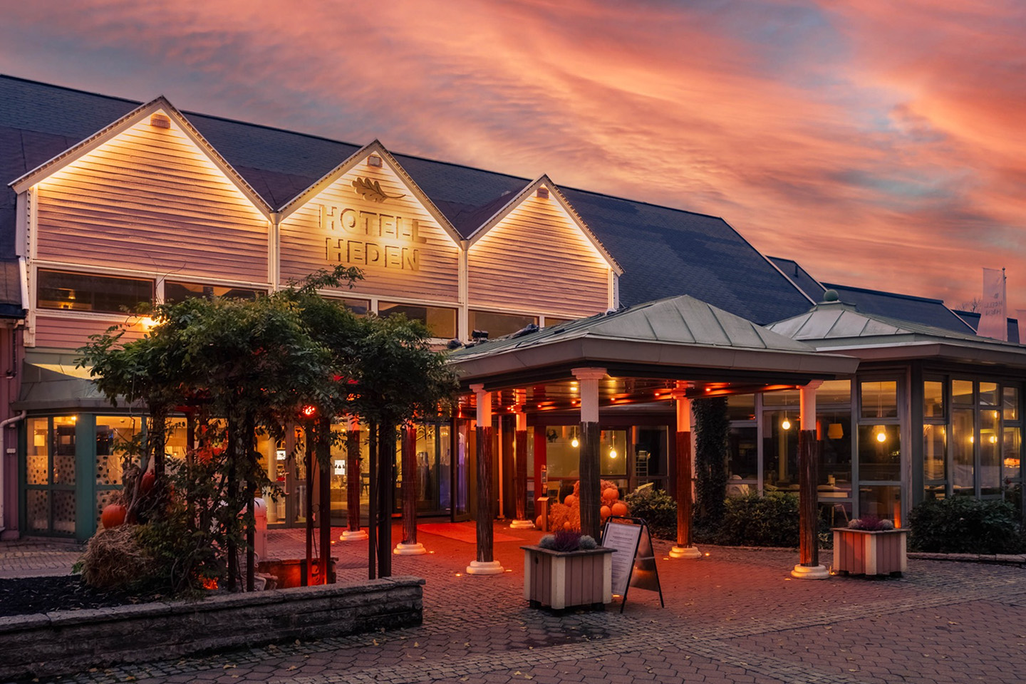 1 natt för 2 med tvårätters middag och frukost på Hotell Heden
