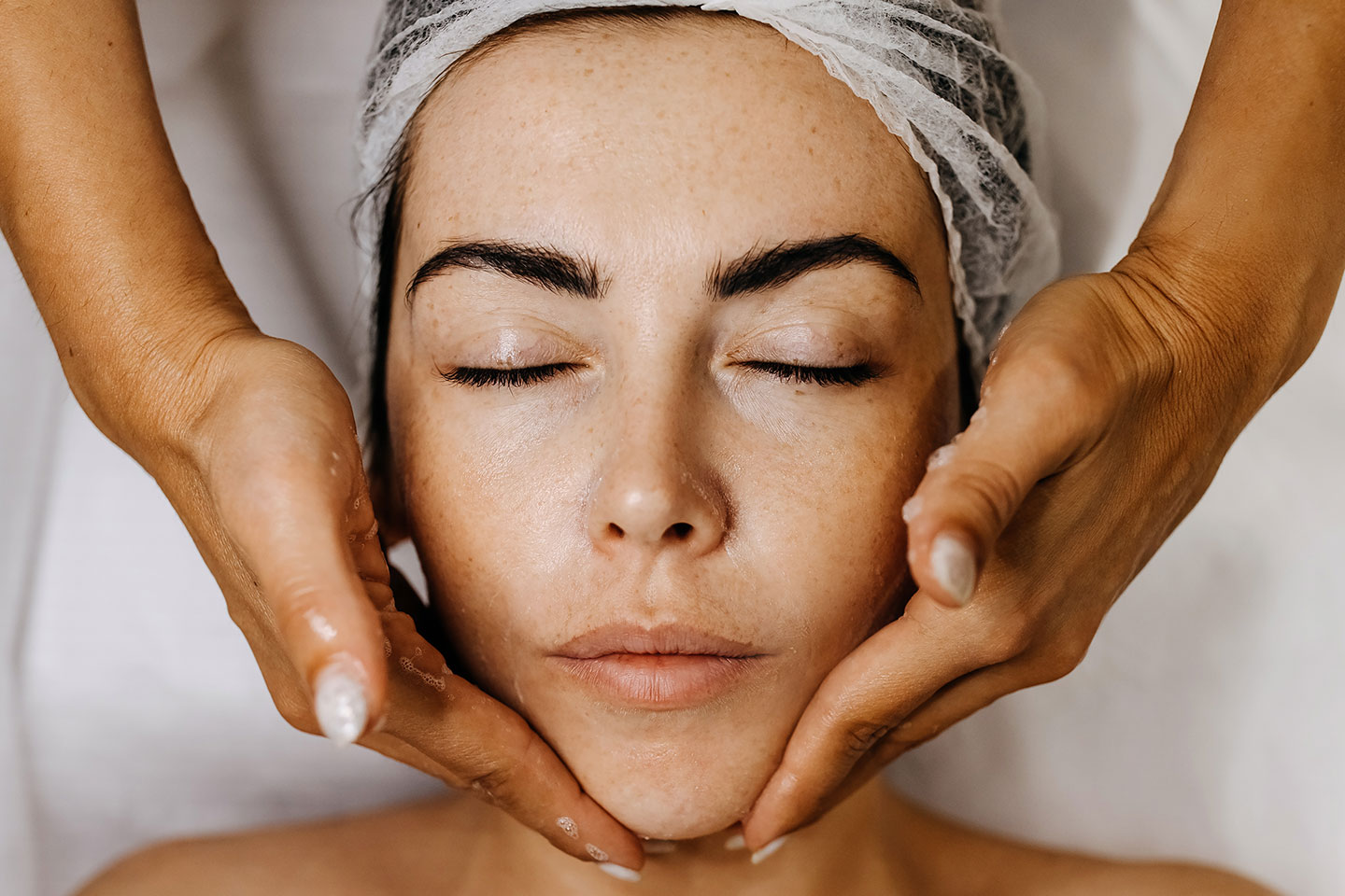 Djuprengörande ansiktsbehandling med ånga och porrengöring i Svedala