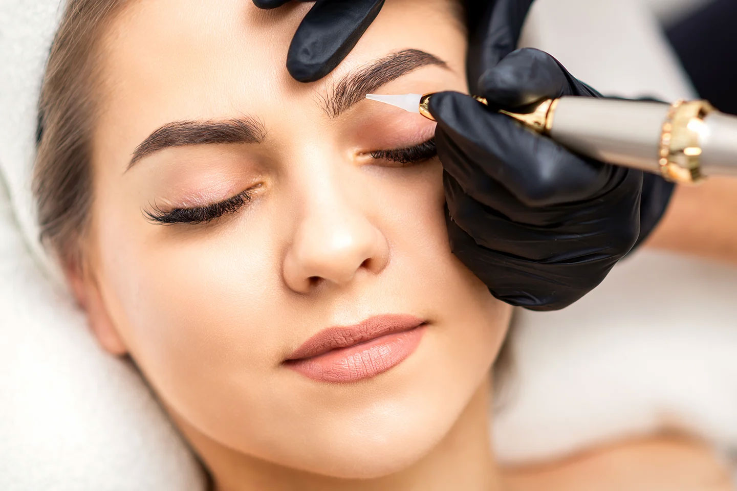 Kosmetisk ögonbrynstatuering Powder Brows i Kvillebäcken