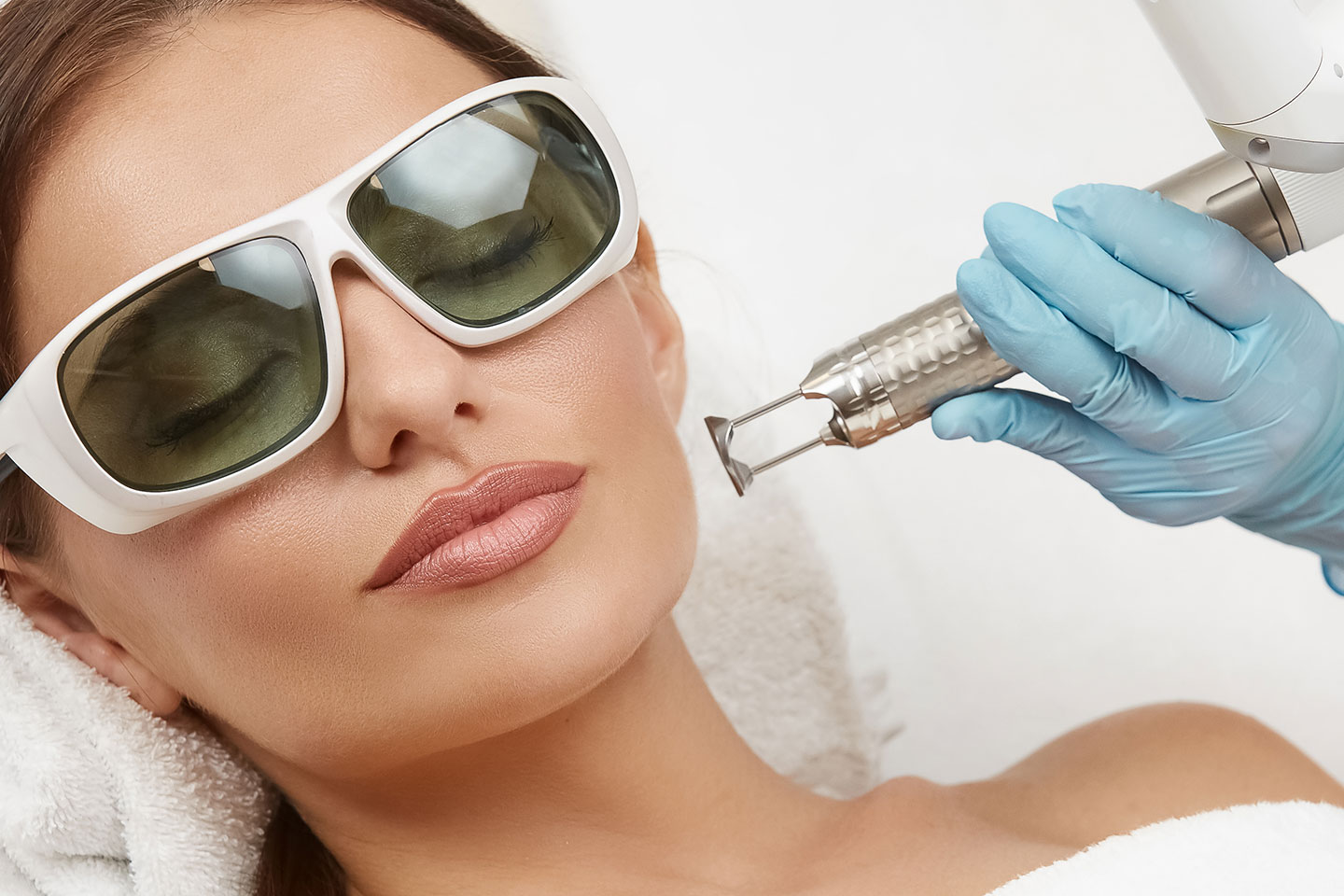 Reducera rynkor & skadad hud med Fractional CO2 laser i Sollentuna