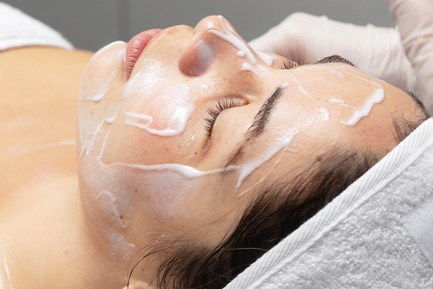 Ansiktsbehandling inkl. kemisk peeling 80 min på Kungsholmen