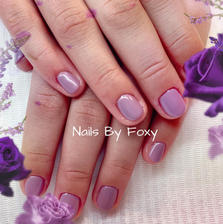 Nagelförstärkning eller gellack med helfärg hos Nails by Foxy (3 av 4)