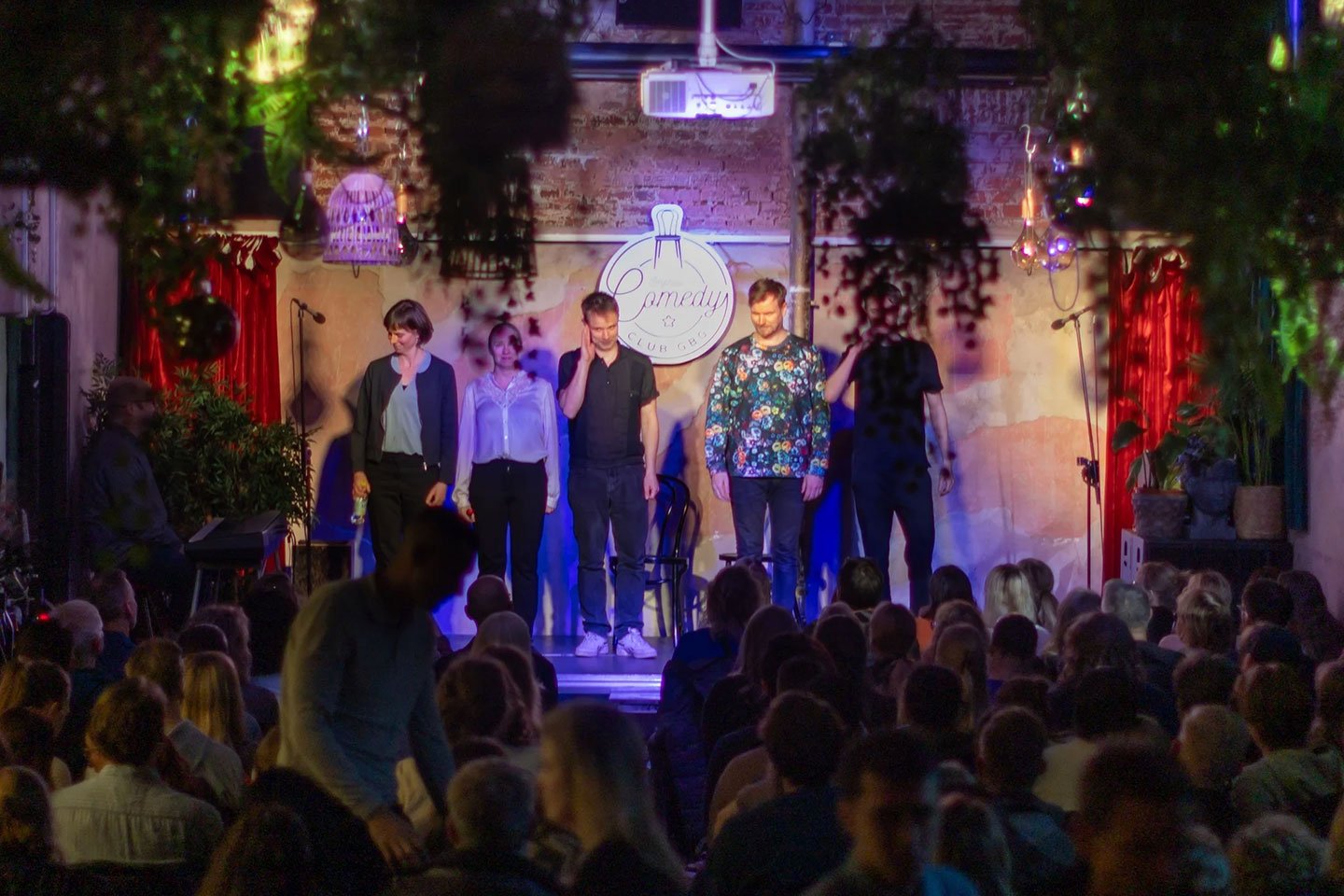 Improviserad humorshow av Improv Comedy Club på Tredje Lång