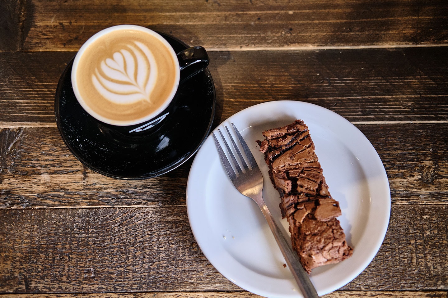 Kaffe med kladdkaka, paj, brownie eller morotskaka hos Café Fridhem (1 av 8)