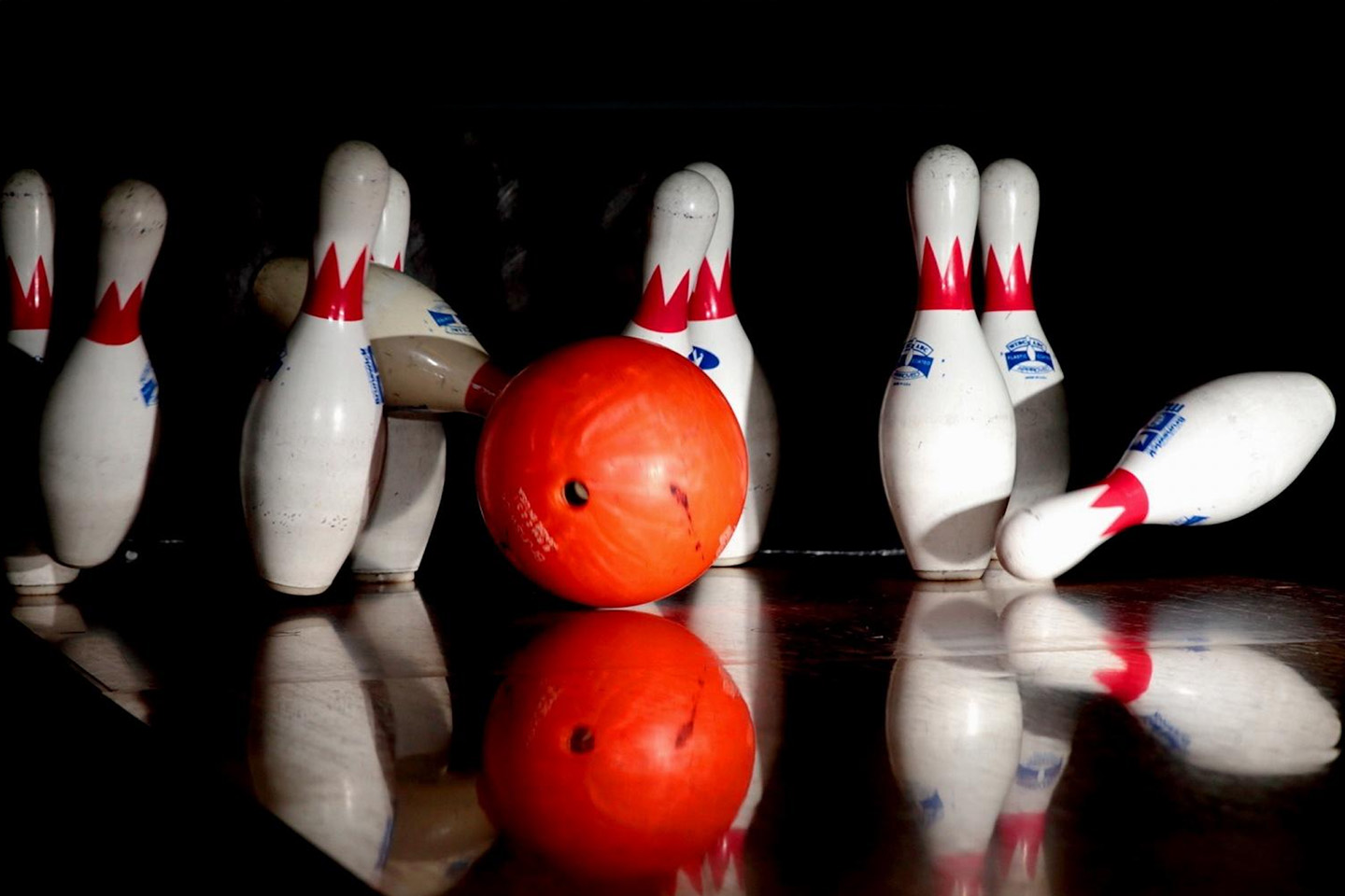 Pizza, öl, 2 timmar med Shuffleboard & Bowling hos Strike & Co Göteborg