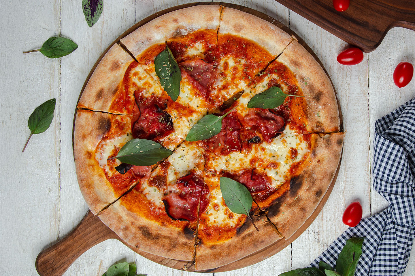 Valfri napolitansk pizza, pasta el. hamburgare med dryck på Liljeholmen