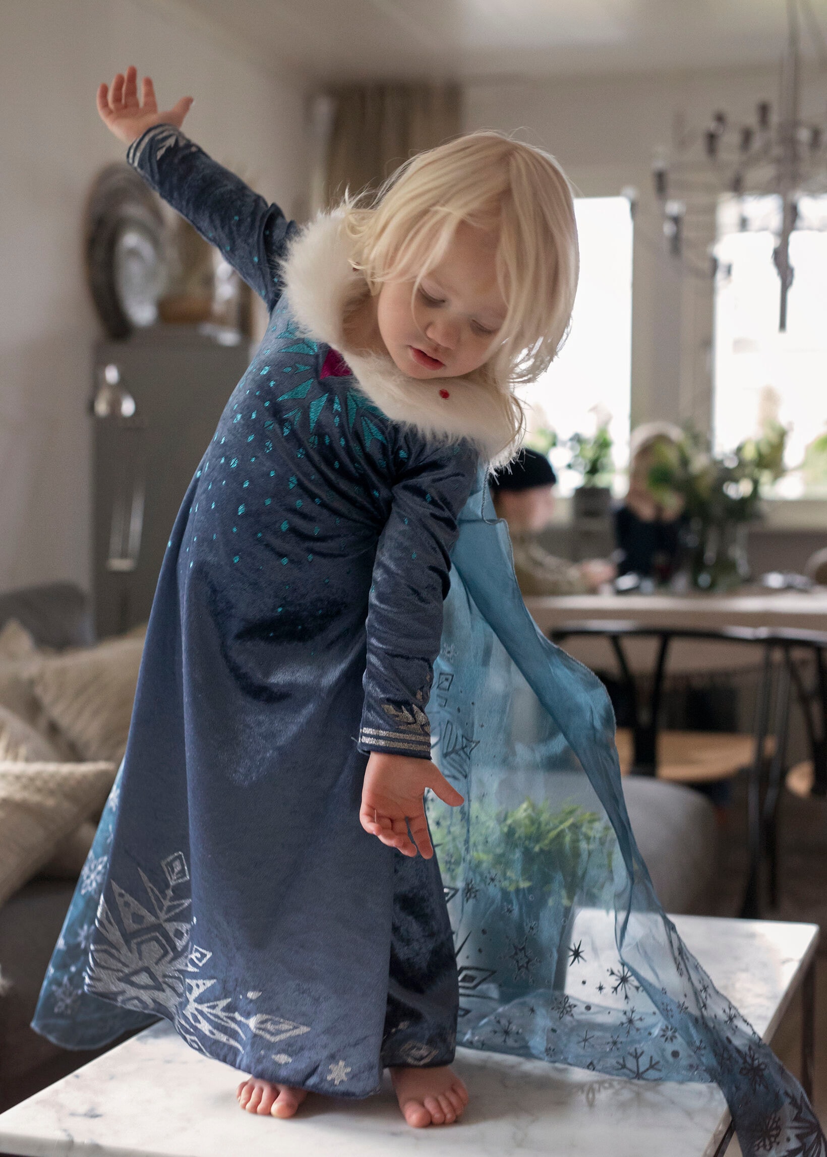 Blå kjole med detaljer barn (6 av 7)