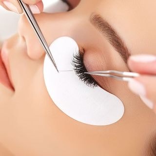 Volymfransar inkl. trådning och formning av ögonbryn hos Beauty Clinic (1 av 4)